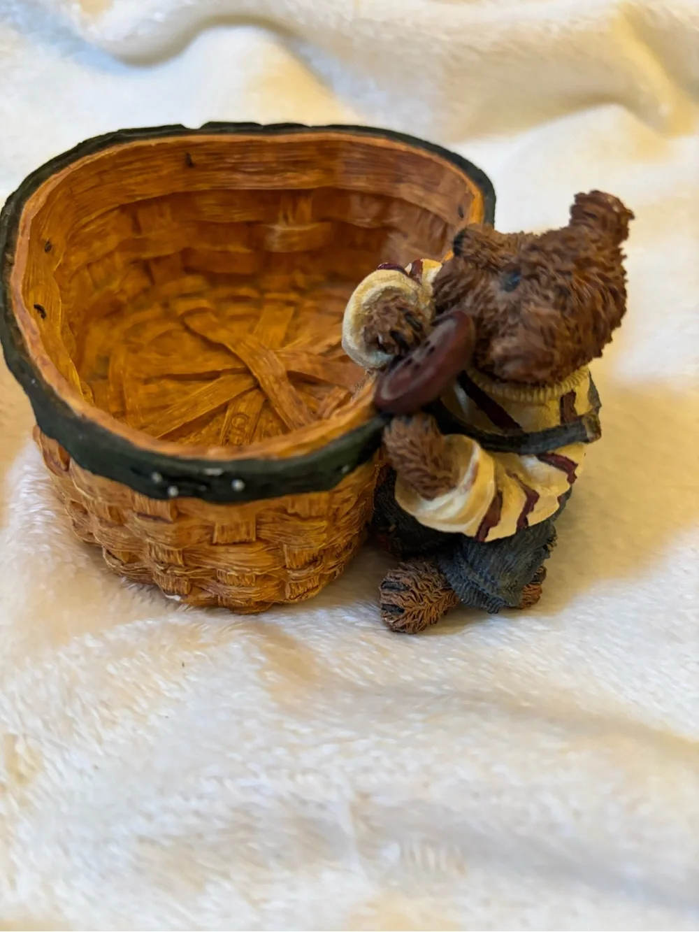 Boyd’s Collection Ltd resin dish